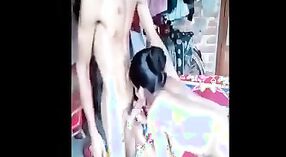 Annie Kolundan, a irmã mais velha de um homem mais novo, estrela este vídeo pornográfico tamil 1 minuto 00 SEC