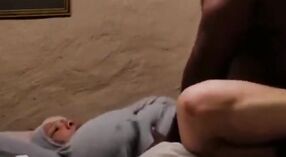 رجل عربي مع كبير الثدي يستخدم قبضة لضرب رقعة الشطرنج في الفيديو 2 دقيقة 20 ثانية