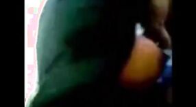 Tamilische Mädchen zeigen ihre großen Brüste in einer sinnlichen Sexszene 2 min 30 s