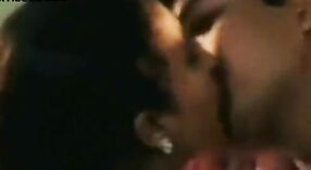 Les gros seins tamouls de Chaz Moway reçoivent l'attention qu'ils méritent dans ce film sexuel 2 minute 20 sec