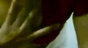 పెద్ద వక్షోజాలతో అందమైన తమిళ సెక్స్ వీడియో మరియు ఇంద్రియ బ్లోజాబ్ 1 మిన్ 40 సెకను