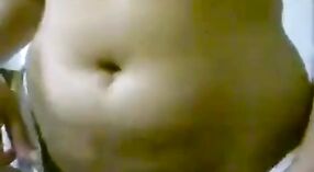 Piękny Tamilski seks wideo z dużymi cyckami i zmysłowym lodzikiem 2 / min 40 sec