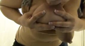 बड़े स्तन के साथ चाची शरारती हो जाता है इस वीडियो में 8 मिन 40 एसईसी