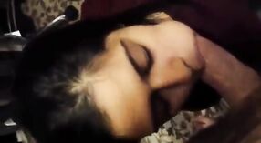 Wunderschönes tamilisches Blowjob-Video mit Tochter, die Sperma küsst und trinkt 4 min 00 s