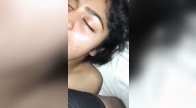 Paffuto ragazza del college a Chennai gode di un pompino a bordo piscina in questo video porno 0 min 0 sec