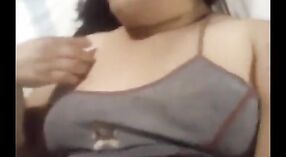 Film erotyczny: Chennai Aunty Semaya Pul Umpi dostaje niegrzeczny na kamery 4 / min 50 sec