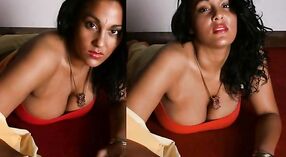 Belle actrice tamoule exhibe ses seins nus en gros plan 1 minute 40 sec