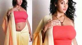 Belle actrice tamoule exhibe ses seins nus en gros plan 0 minute 0 sec