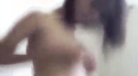Coimbatore-Mädchen zieht sich aus und lutscht in heißem Nacktvideo an den Schwänzen anderer Mädchen 2 min 20 s