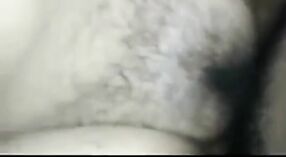タミルの美しさのカジャルキラルクティは、このセクシーなビデオで降りて汚い 1 分 40 秒