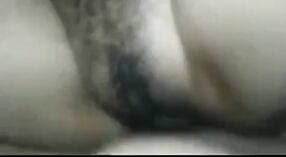 タミルの美しさのカジャルキラルクティは、このセクシーなビデオで降りて汚い 2 分 00 秒