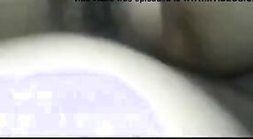 タミルの美しさのカジャルキラルクティは、このセクシーなビデオで降りて汚い 2 分 10 秒
