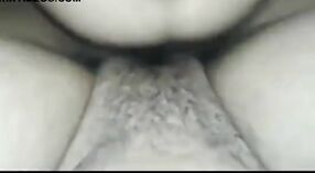 タミルの美しさのカジャルキラルクティは、このセクシーなビデオで降りて汚い 2 分 20 秒