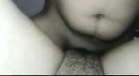 タミルの美しさのカジャルキラルクティは、このセクシーなビデオで降りて汚い 2 分 40 秒
