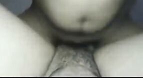 タミルの美しさのカジャルキラルクティは、このセクシーなビデオで降りて汚い 2 分 50 秒