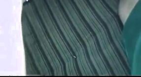 タミルの美しさのカジャルキラルクティは、このセクシーなビデオで降りて汚い 0 分 40 秒