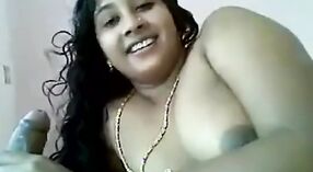Groot Aunty Madurai Gets naakt door de zwembad in heet seks Video - 1 min 50 sec