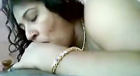 Tía Grande Madurai Se Desnuda en la Piscina en Un Video de Sexo Caliente 3 mín. 40 sec