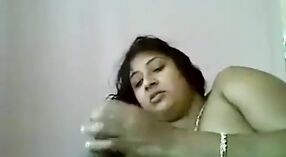 Grande tia Madurai fica nua à beira da piscina em Vídeo de sexo quente 4 minuto 30 SEC