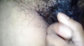 Holen Sie sich Ihre Fülle von Sperma mit diesem tamilischen Sex-Talk-Video 1 min 40 s