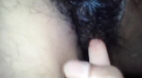 Holen Sie sich Ihre Fülle von Sperma mit diesem tamilischen Sex-Talk-Video 1 min 00 s