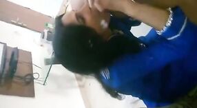 तमिल सेक्स स्कैंडल: आइची लड़की अपने प्रबंधक के साथ नीचे और गंदा हो जाती है 4 मिन 20 एसईसी