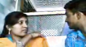Piękny tamil wideo student masowanie Salem ' s piersi 1 / min 40 sec