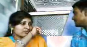 Piękny tamil wideo student masowanie Salem ' s piersi 1 / min 50 sec