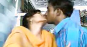 Piękny tamil wideo student masowanie Salem ' s piersi 2 / min 10 sec