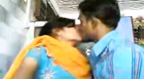 Piękny tamil wideo student masowanie Salem ' s piersi 2 / min 50 sec