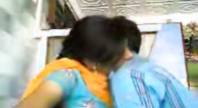 Piękny tamil wideo student masowanie Salem ' s piersi 3 / min 00 sec