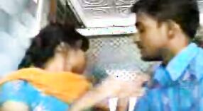 Piękny tamil wideo student masowanie Salem ' s piersi 3 / min 30 sec