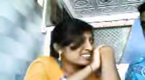 Piękny tamil wideo student masowanie Salem ' s piersi 0 / min 40 sec