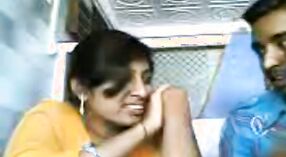 Piękny tamil wideo student masowanie Salem ' s piersi 0 / min 50 sec