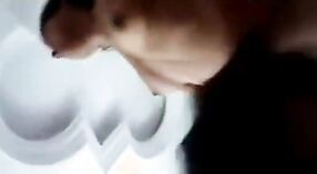 Девушка Дези с сексуальным билуджуби наслаждается напитком, наполненным спермой, в порно видео 0 минута 0 сек
