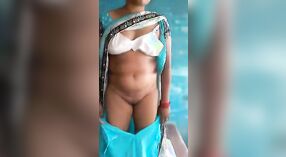 Piękny tamil aunty widać od jej duży cycki w Nowy wideo 0 / min 0 sec