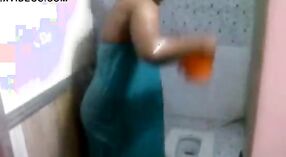 Tajski Ciocia z dużym biustem dostaje niegrzeczny w łazience 2 / min 00 sec