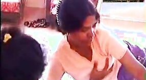 دو تامل خواتین میں ملوث ایک باپ سے بھرا threesome کے 11 کم از کم 00 سیکنڈ