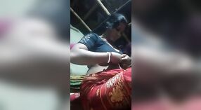 Vollbusige tamilische Hausfrau Salem vbe vergnügt sich in einem Dorfvideo 0 min 0 s