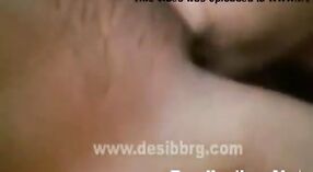 美しいタミルの女の子セーラム・アッカ・クティは蒸し暑いミュージックビデオで主演します 1 分 30 秒