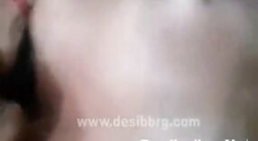 美しいタミルの女の子セーラム・アッカ・クティは蒸し暑いミュージックビデオで主演します 0 分 0 秒