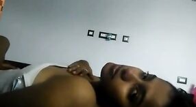 Tamil meisjes met grote borsten in stomende Schaken video 1 min 40 sec