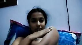Gadis Tamil dengan payudara besar dalam video catur beruap 3 min 40 sec