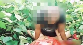 Echtes thailändisches Sexvideo mit einer tamilischen Tante im Bauernhaus 2 min 40 s