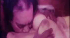 Film Szachowy z dwiema kobietami ssącymi sobie piersi razem 1 / min 30 sec
