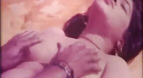 Film Szachowy z dwiema kobietami ssącymi sobie piersi razem 2 / min 50 sec