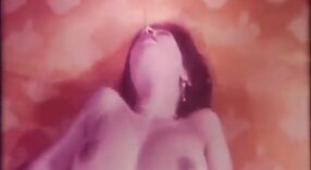 Film Szachowy z dwiema kobietami ssącymi sobie piersi razem 0 / min 40 sec