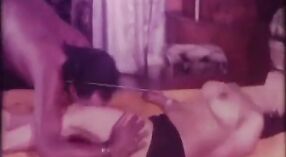 Film Szachowy z dwiema kobietami ssącymi sobie piersi razem 1 / min 00 sec
