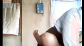 Seorang teman dari Coimbatore merekam dirinya merendahkan istrinya dalam sebuah video panas 1 min 40 sec