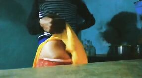 Tamilska dama w niebieskiej koszulce cieszy się solową zabawą 1 / min 30 sec